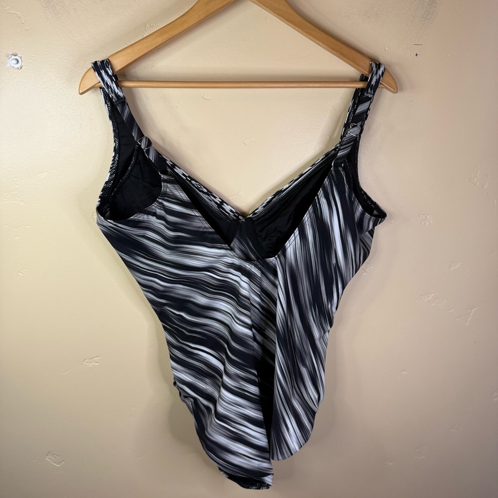 Miraclesuit Warp Speed Sanibel Size 16 One Piece Swimsuit, Black/White (6537463) - Picture 8 of 10